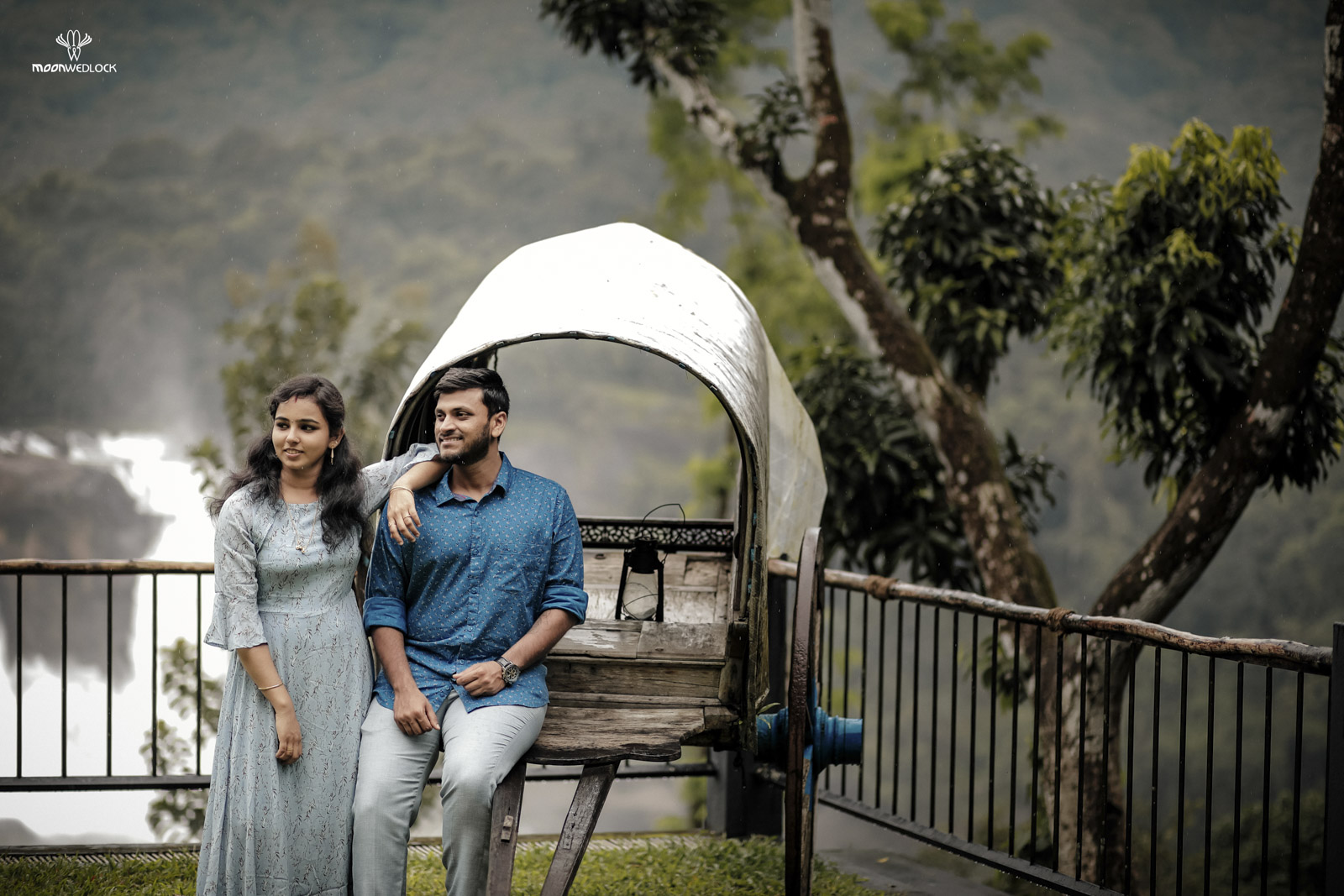 thrissur-postwedding-photoshoot-athirapilly-waterfalls-images-10